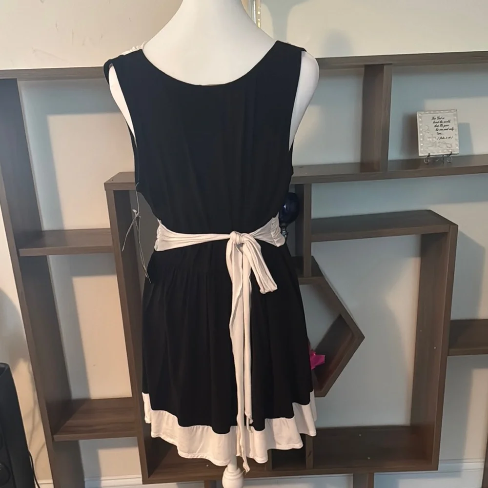 NWT Elegant Black and White Women's Sleeveless Top - Picture 3 of 9